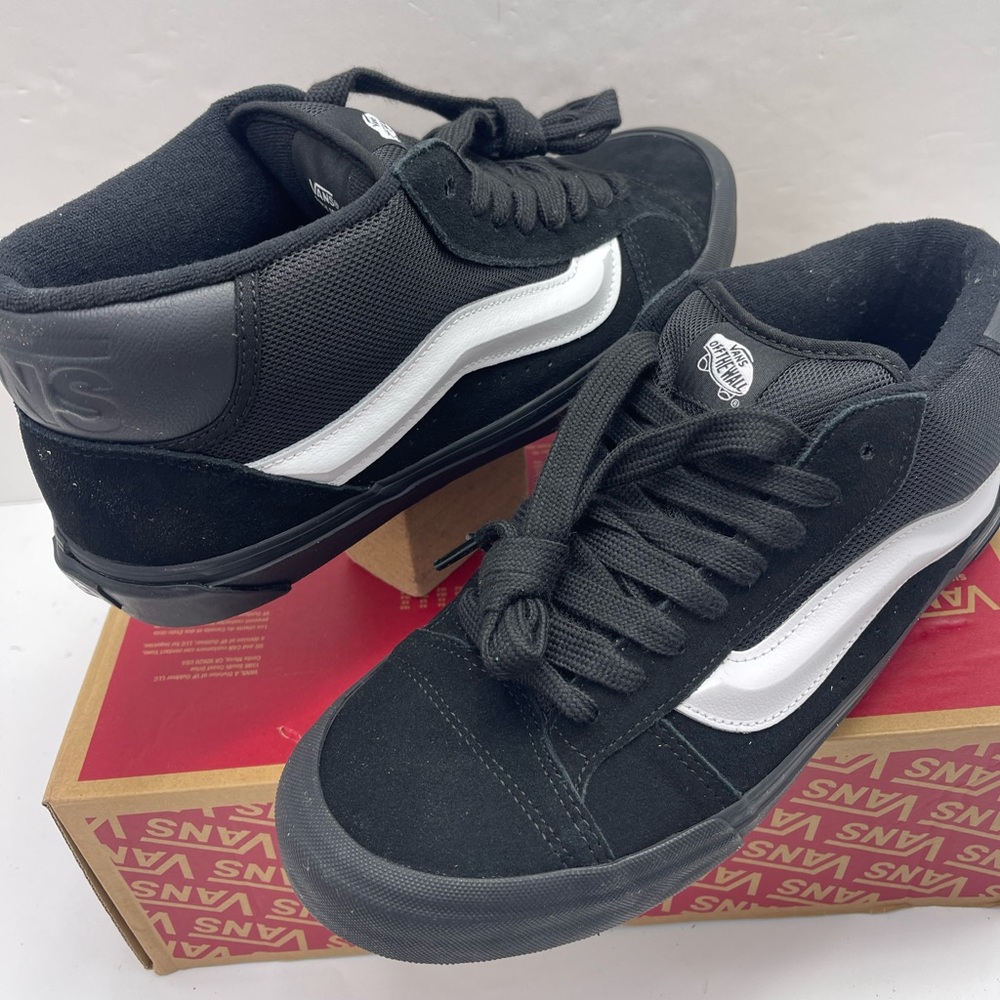 Vans Men’s 11.5 Knu Mid
Black/Black/White
VN000CQ9B8C Sneakers - Picture 12 of 16